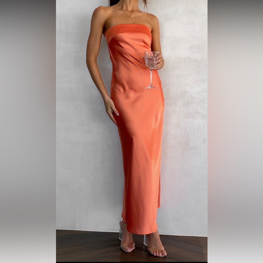 Stunning orange midi dress!